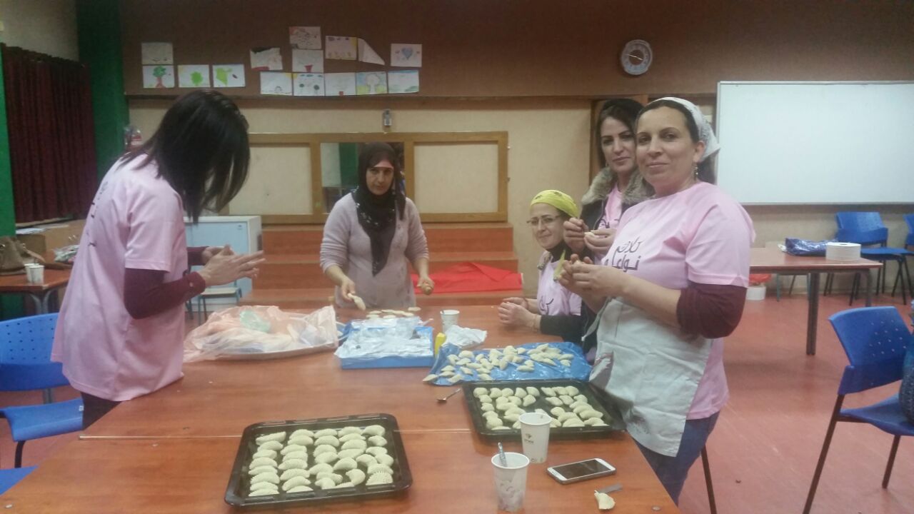 صورة النساء يصنعون الكعك